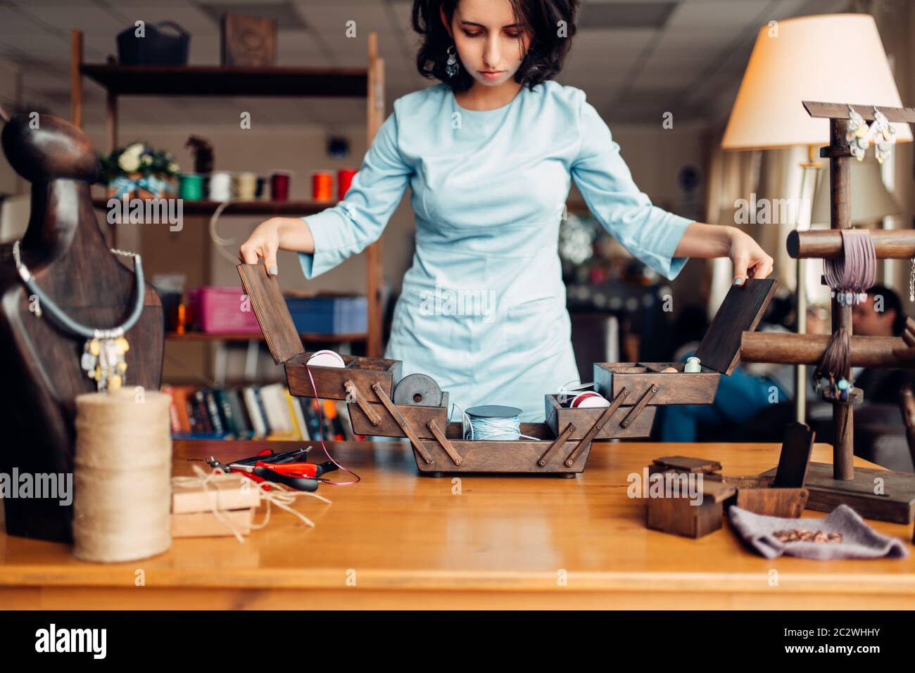 Женщина фотографирует. Музыкальный креатив. Женщина с фотоаппаратом. Девушка гончар. Фотограф и фотомодель.