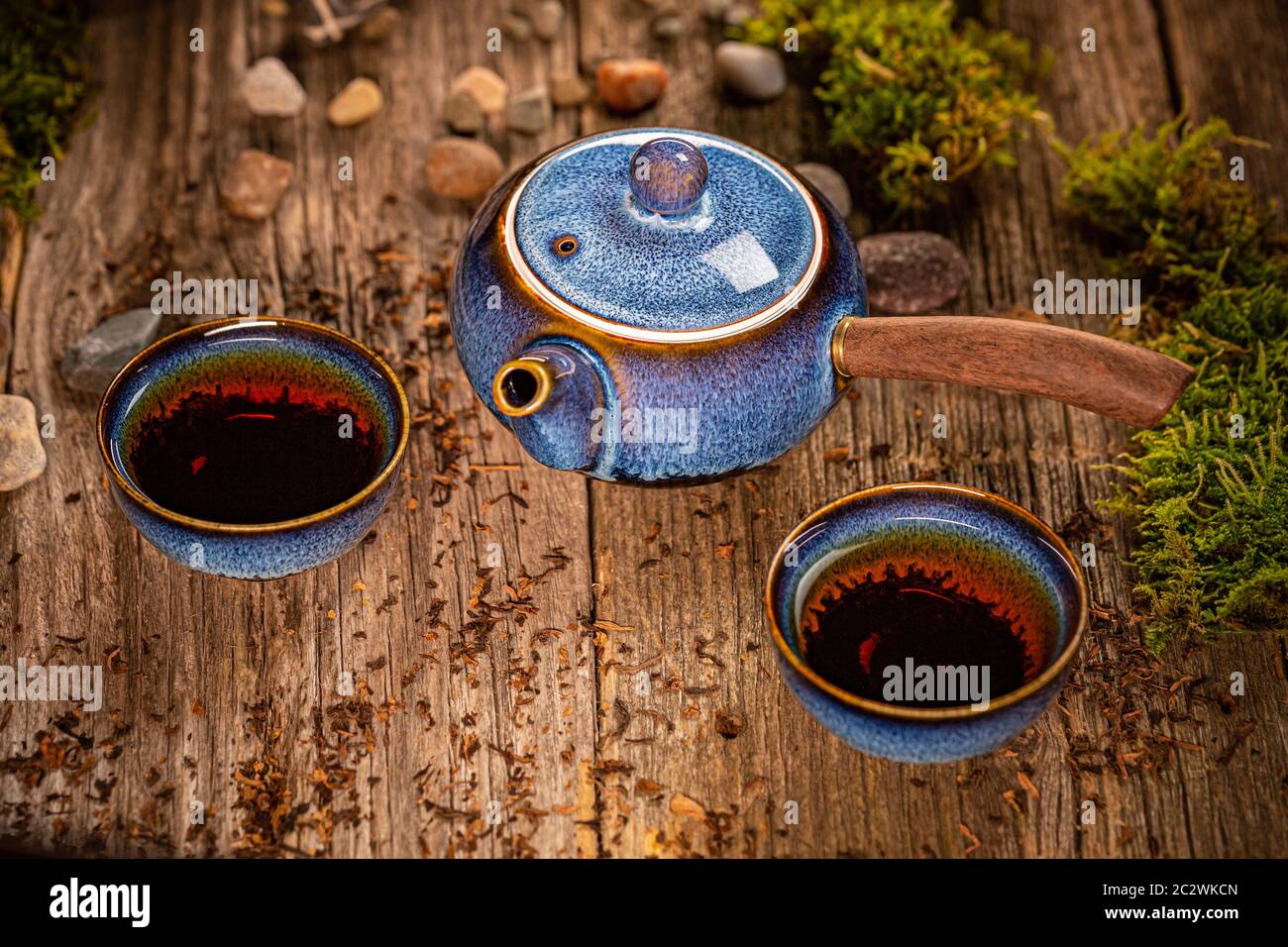 Asian tea set. Hot tea in pot and teacups. Japanese teapot and cups on  bamboo mat Stock Photo - Alamy