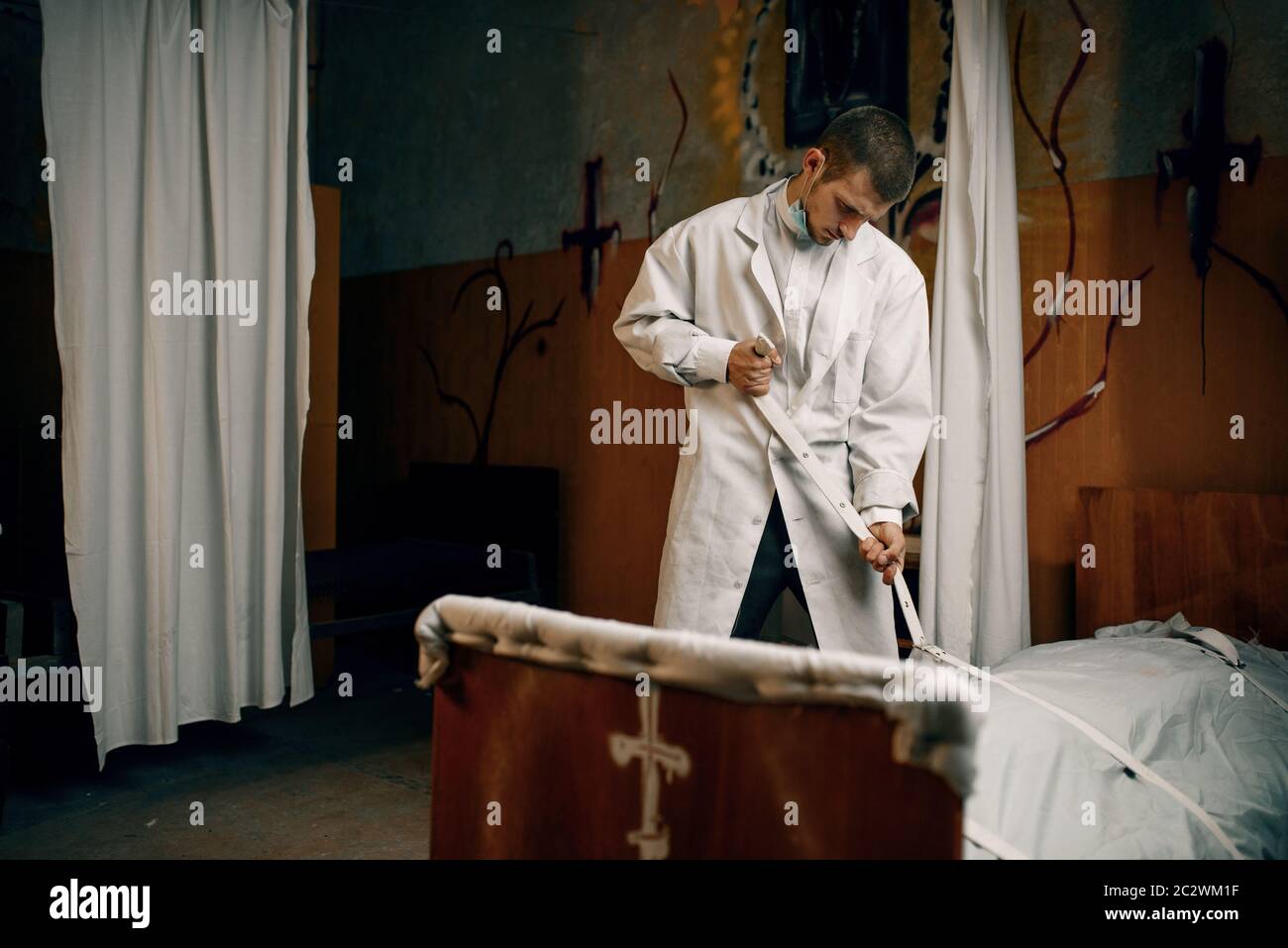 Врач связал женщину. Девушка привязана к стулу. Врач связал женщину. Врач связал женщину. Врач связал женщину.