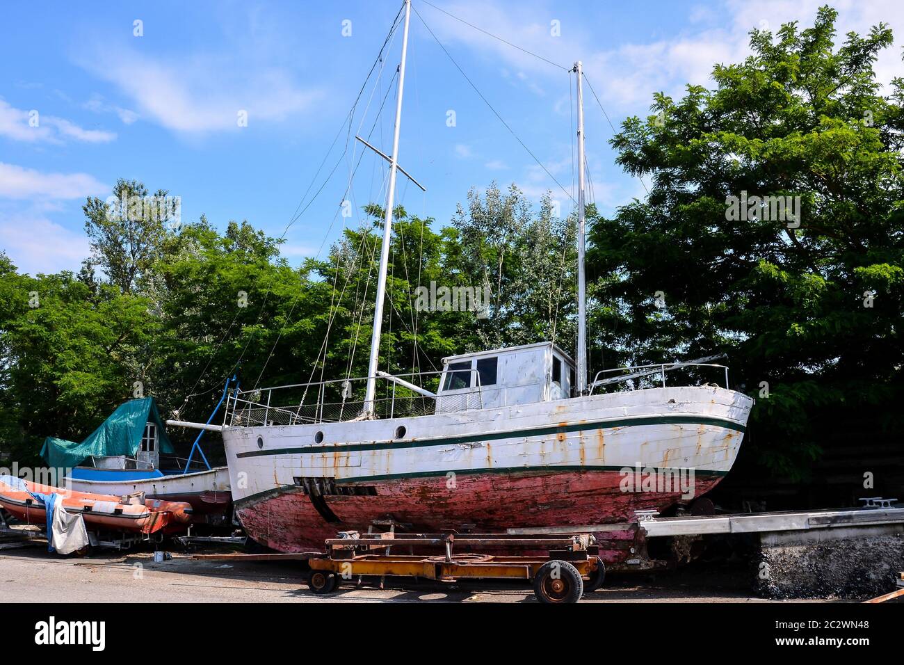 Photo picture Old and broken wooden boat stranded Stock Photo - Alamy