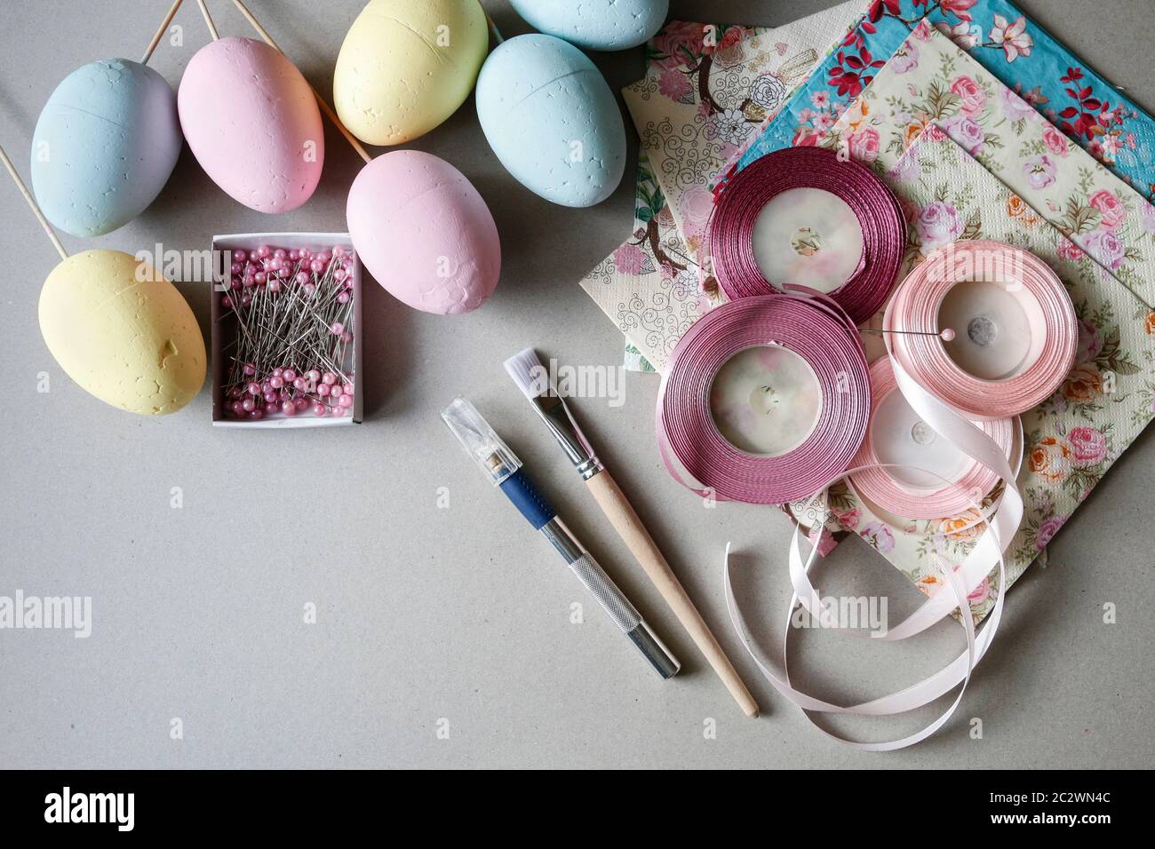 How to decorate an Easter egg with decoupage technique. Step by step