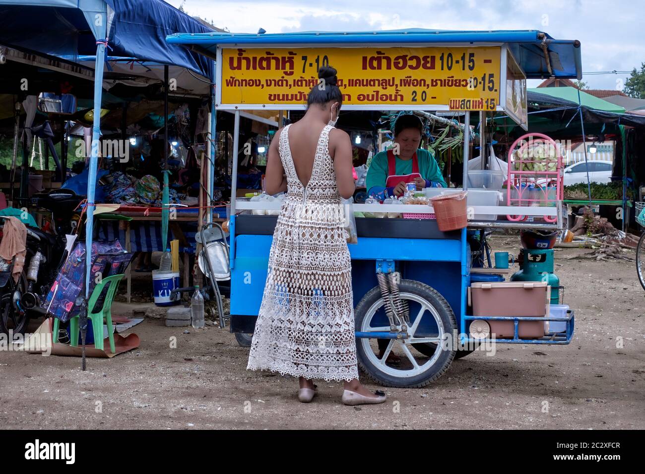 Thailand street food cart and customer buying Stock Photo - Alamy