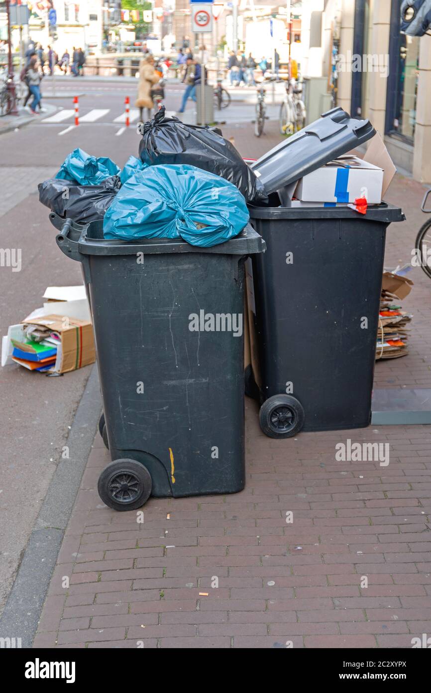 Street wheelie bins litter hi-res stock photography and images - Alamy