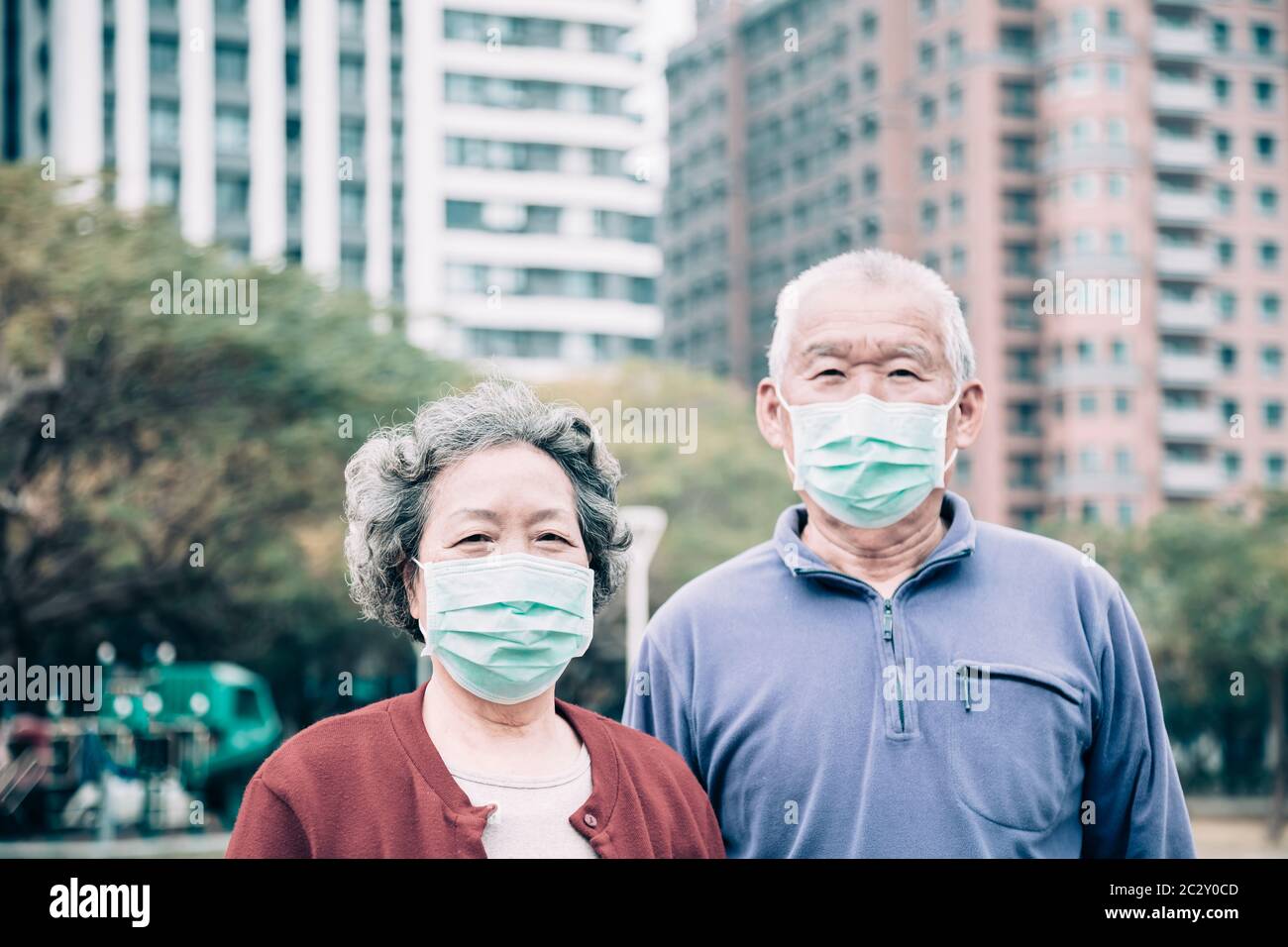 Woman wear face mask city hi-res stock photography and images - Alamy