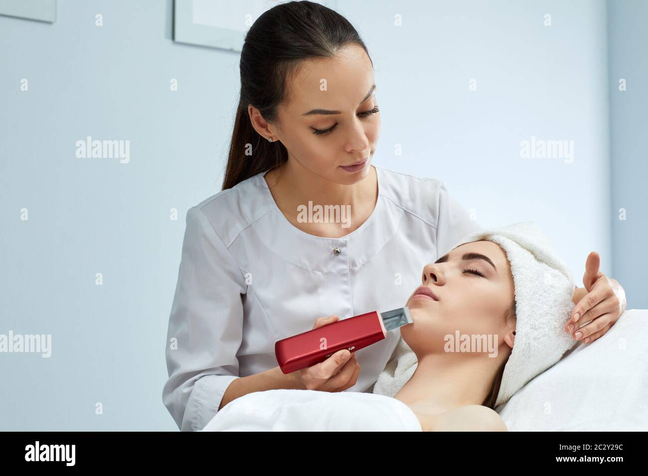 Ultrasound facial procedure hi-res stock photography and images - Alamy