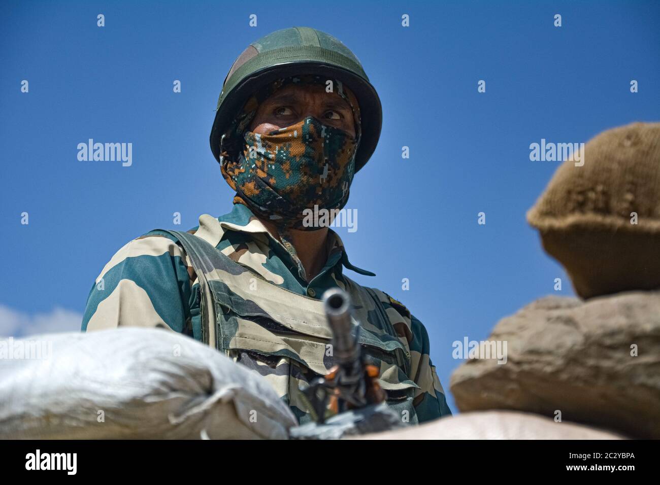 Ganderbal, India. 18th June, 2020. A Border Security Force (BSF) personnel keeps vigil at a checkpoint along a highway leading to Ladakh, at Gagangeer on June 18, 2020. Twenty Indian army soldiers, including a colonel, were killed in a violent clashes with Chinese army. (Photo by Musaib Mushtaq/Pacific Press) Credit: Pacific Press Agency/Alamy Live News Stock Photo