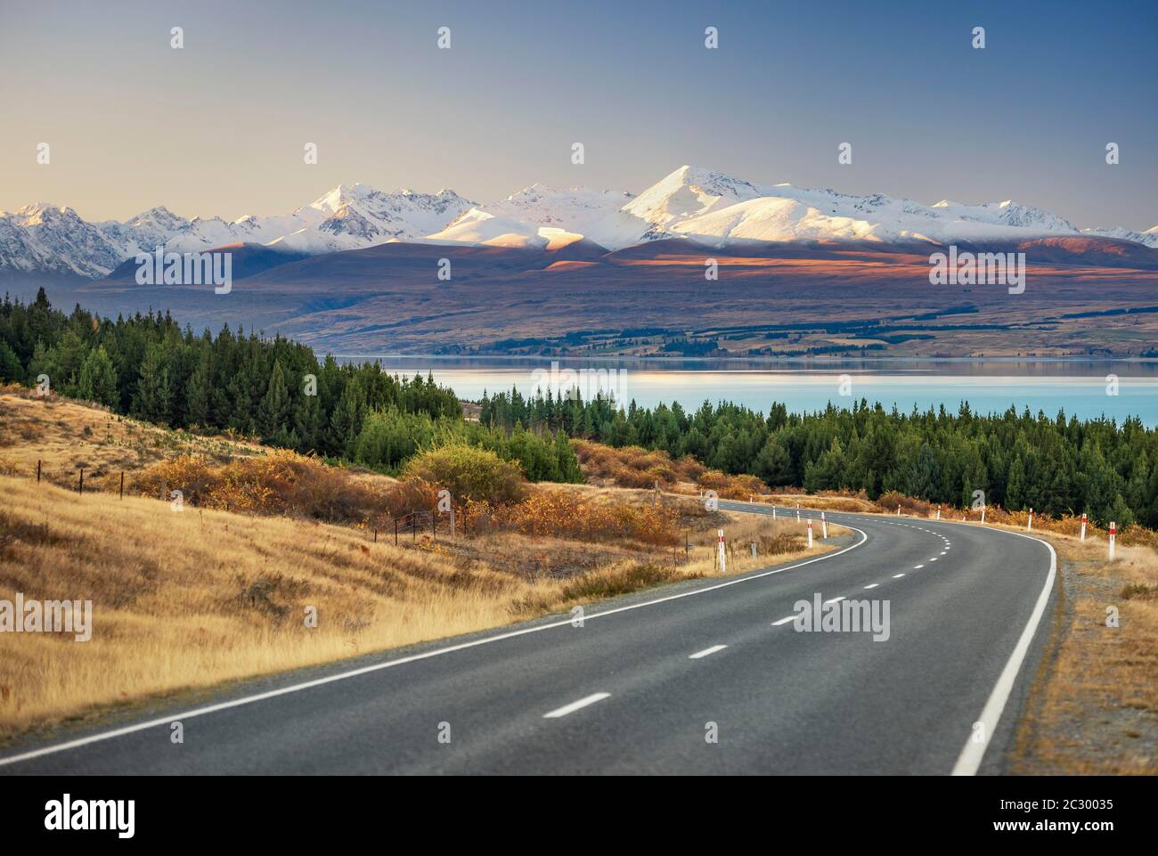 Road to Mount Cook at Lake Pukaki, Mount Cook Road Area, Tekapo, Twizel, Canterbury, New Zealand Stock Photo