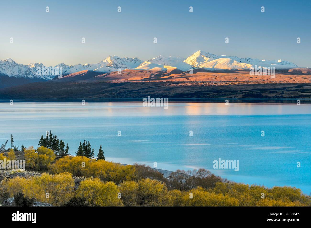 Lake Pukaki in front of snowy mountain range, Mount Cook Road Area, Tekapo, Twizel, Canterbury, New Zealand Stock Photo