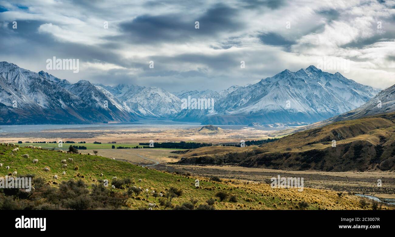 Mt Sunday (Edoras- Lord of the Rings location), in the back snow-covered mountains. Rangitata River Valley, Ashburton Lakes, Ashburton, Canterbury Stock Photo