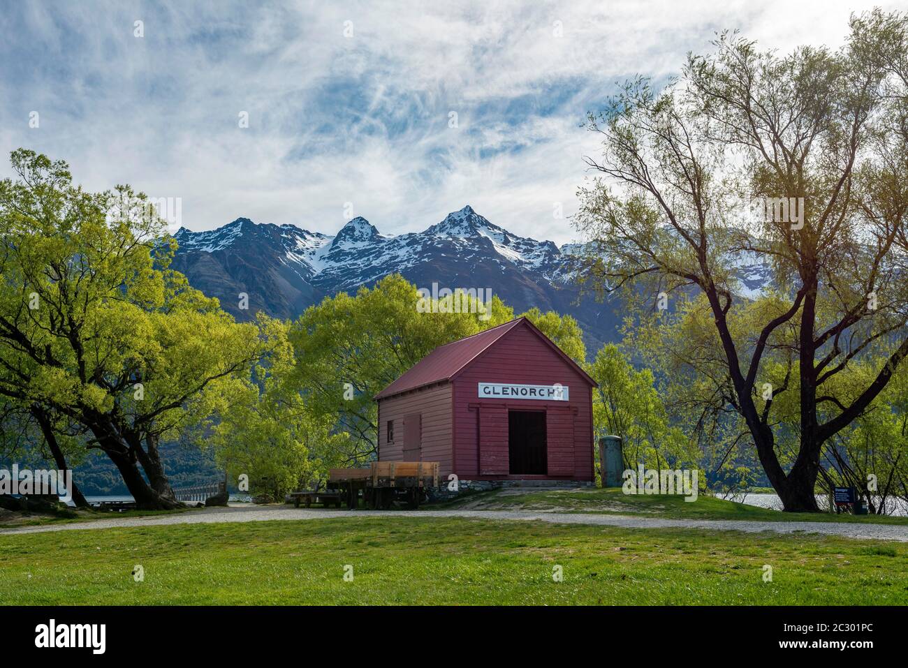 Red Hut at Lake Wakatipu, Glenorchy Landing Stage, Glenorchy near Queenstown, Southern Alps, Otago, South Island, New Zealand Stock Photo