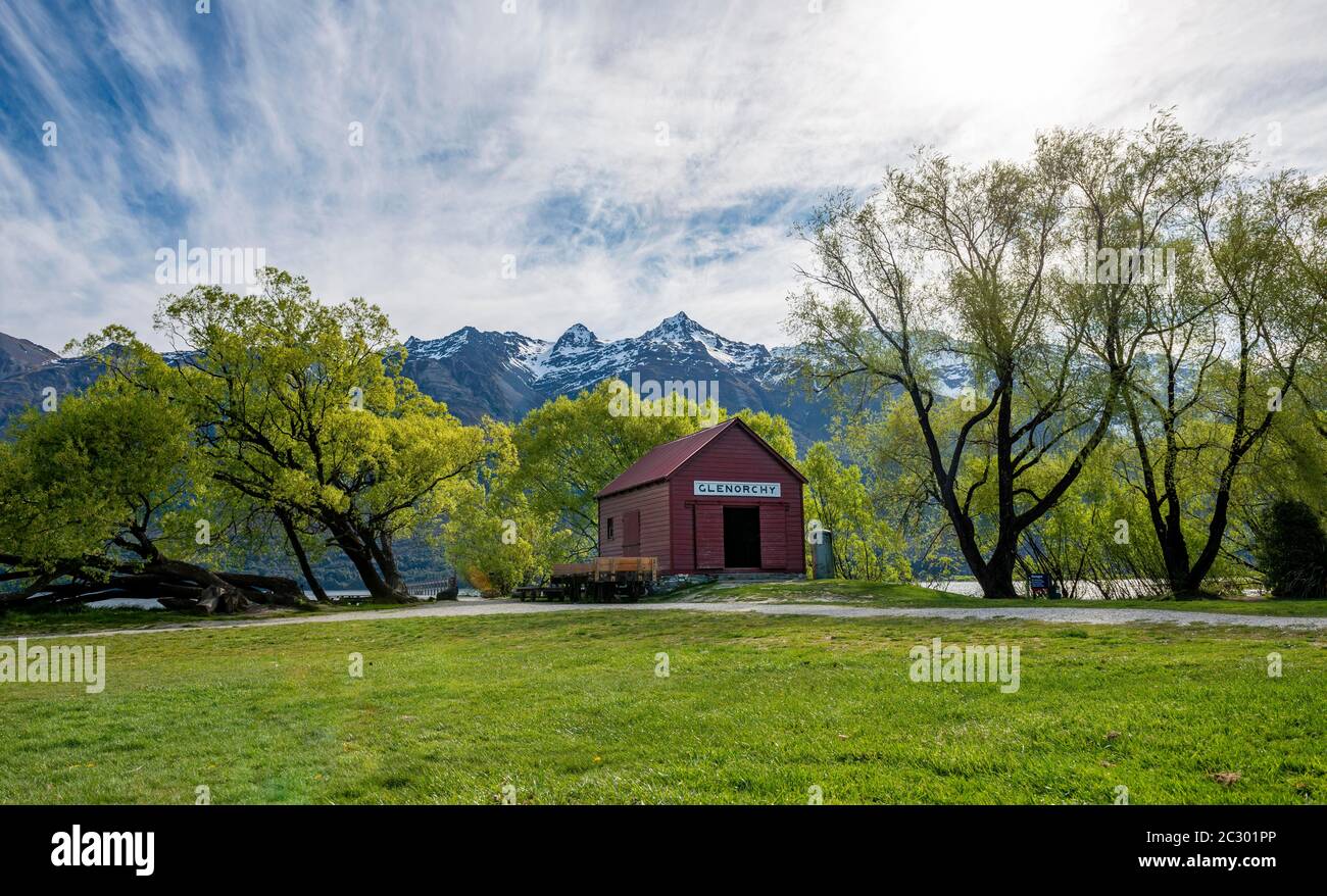 Red cabin at Lake Wakatipu, landing stage, Glenorchy near Queenstown, Southern Alps, Otago, South Island, New Zealand Stock Photo