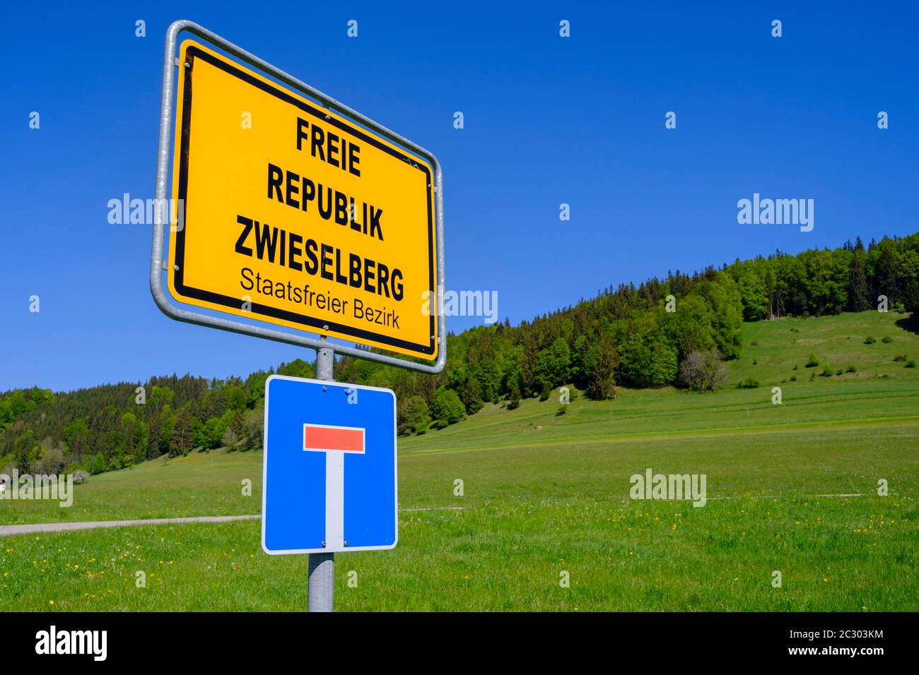 Traffic sign Sackstrasse and place name sign with the inscription Free Republic Zwieselberg state-free district, Zwieselberg, near Rosshaupten Stock Photo