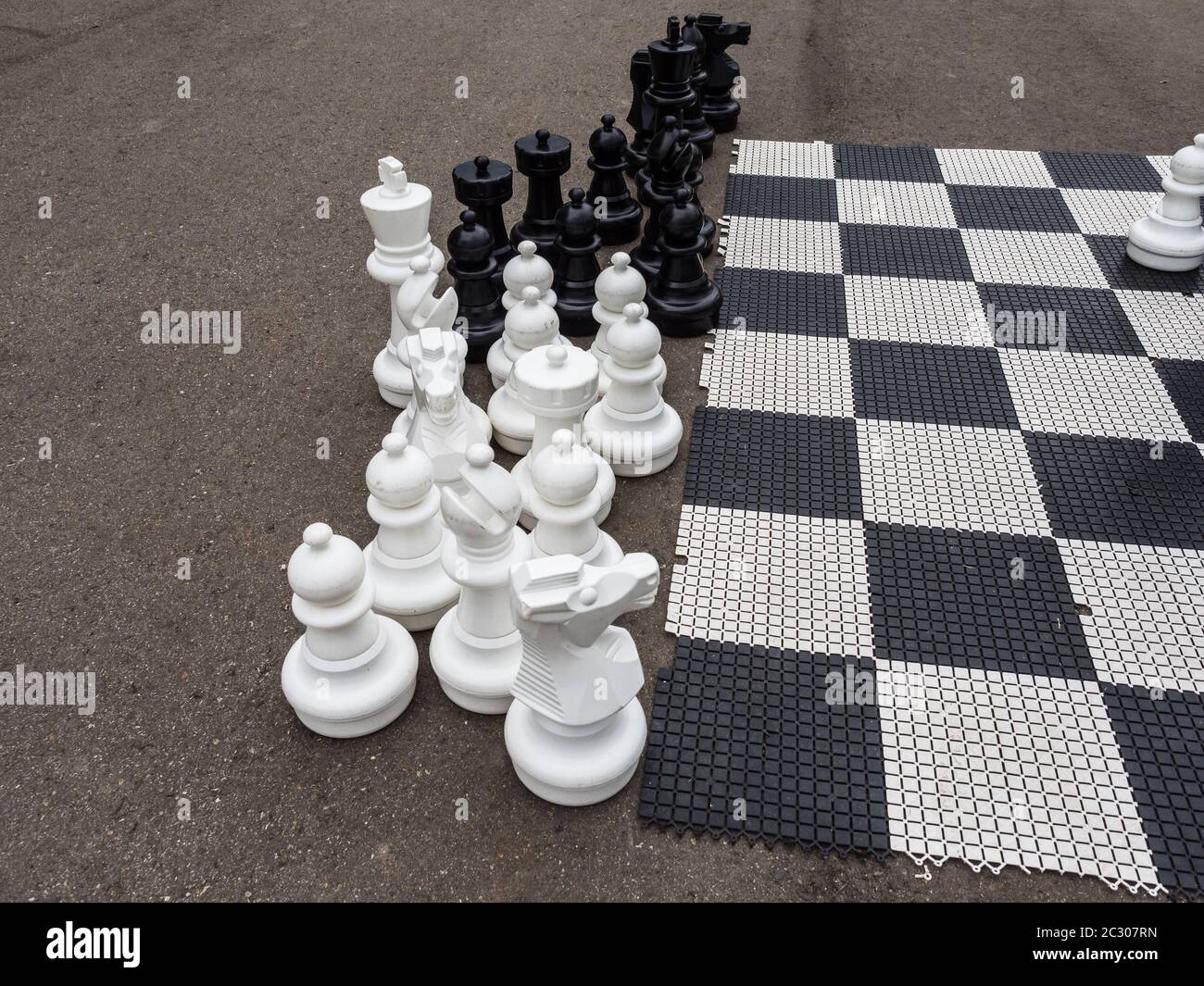 London street chess hi-res stock photography and images - Alamy