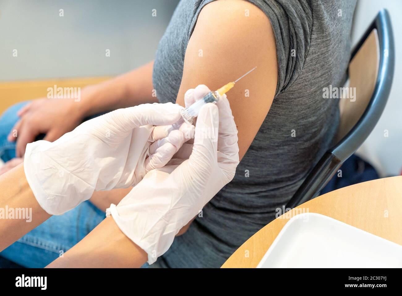 Doctor injections medicine patient hi-res stock photography and images ...