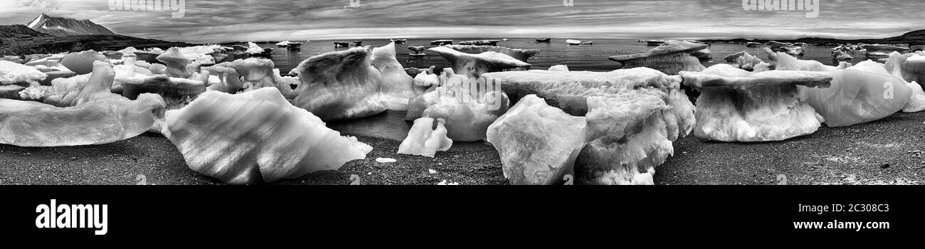 Grounded icebergs in Dundas Harbor, Devon Island, Nunavut, Canada Stock Photo