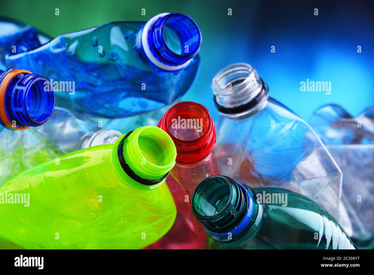 пластмасса бутылки. стеклянная бутылка для воды. качественный и безопасный пластик. пластмассовые изделия повсюду. бутылка для воды пластиковая многоразовая.