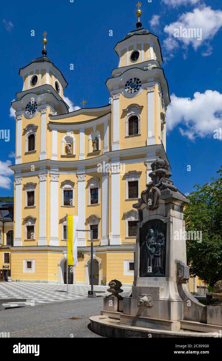 Basilica of St. Michael and fountain Princess Ignazia von Wrede, market place, Mondsee, Salzkammergut, Upper Austria, Austria Stock Photo