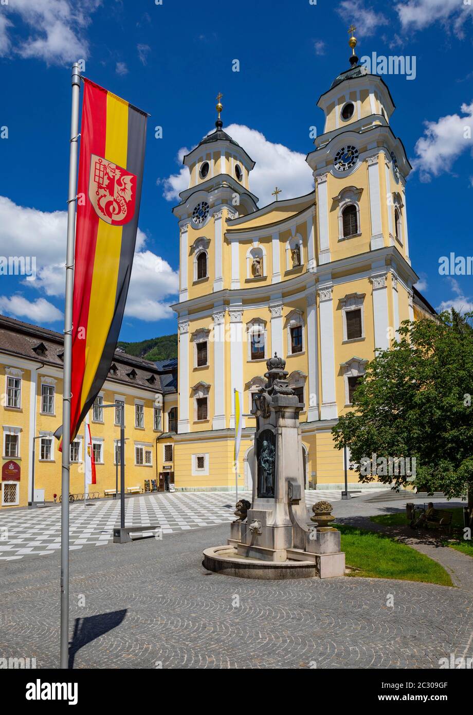 Basilica of St. Michael and fountain Princess Ignazia von Wrede, market place, Mondsee, Salzkammergut, Upper Austria, Austria Stock Photo