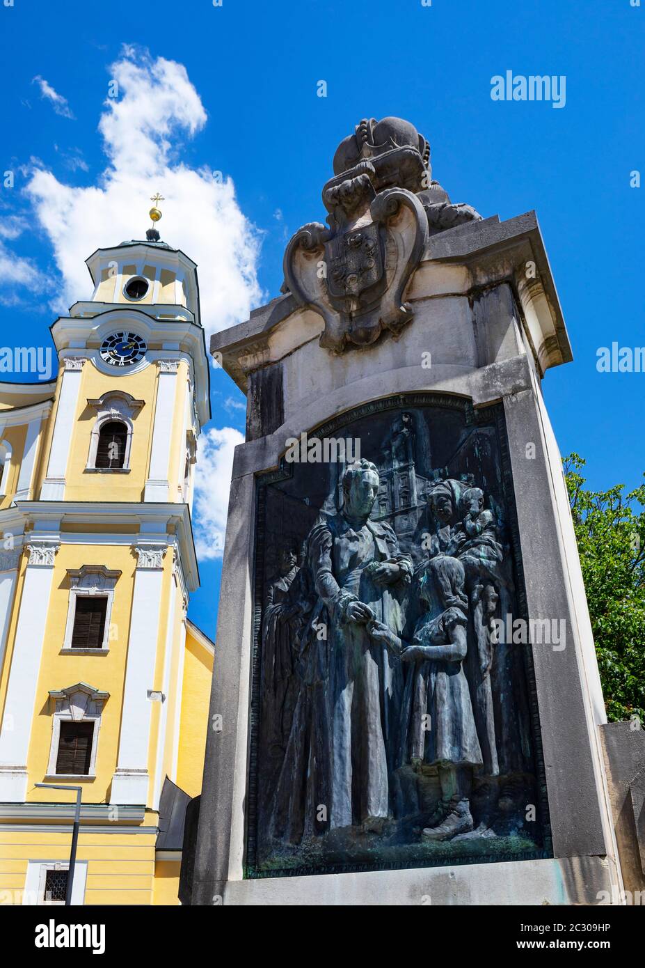 Basilica of St. Michael and fountain Princess Ignazia von Wrede, market place, Mondsee, Salzkammergut, Upper Austria, Austria Stock Photo