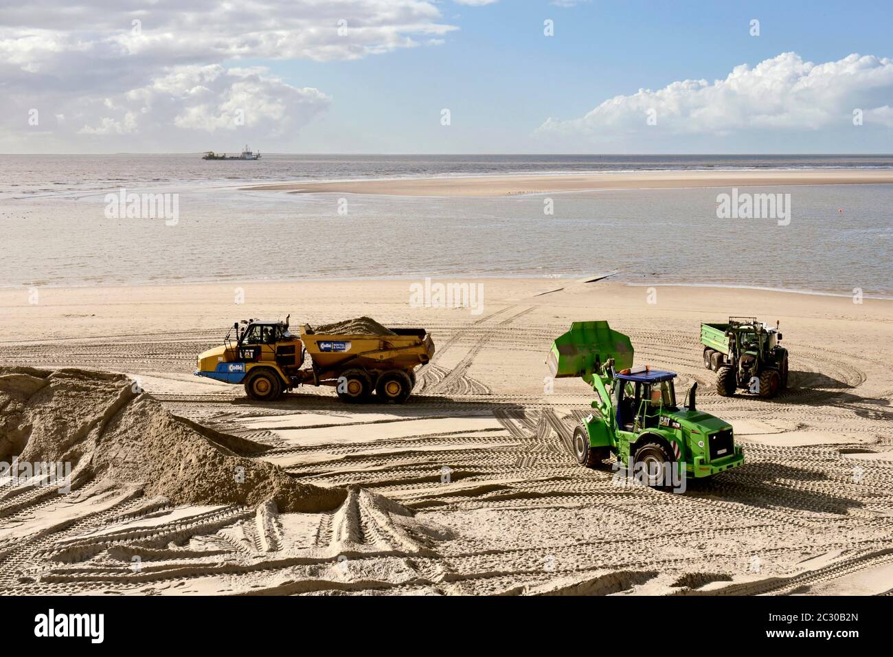Arbeiten am Strand, Sand wird mit Traktor am Badestrand verteilt, Borkum, Ostfriesische Insel, Niedersachsen, Deutschland Stock Photo
