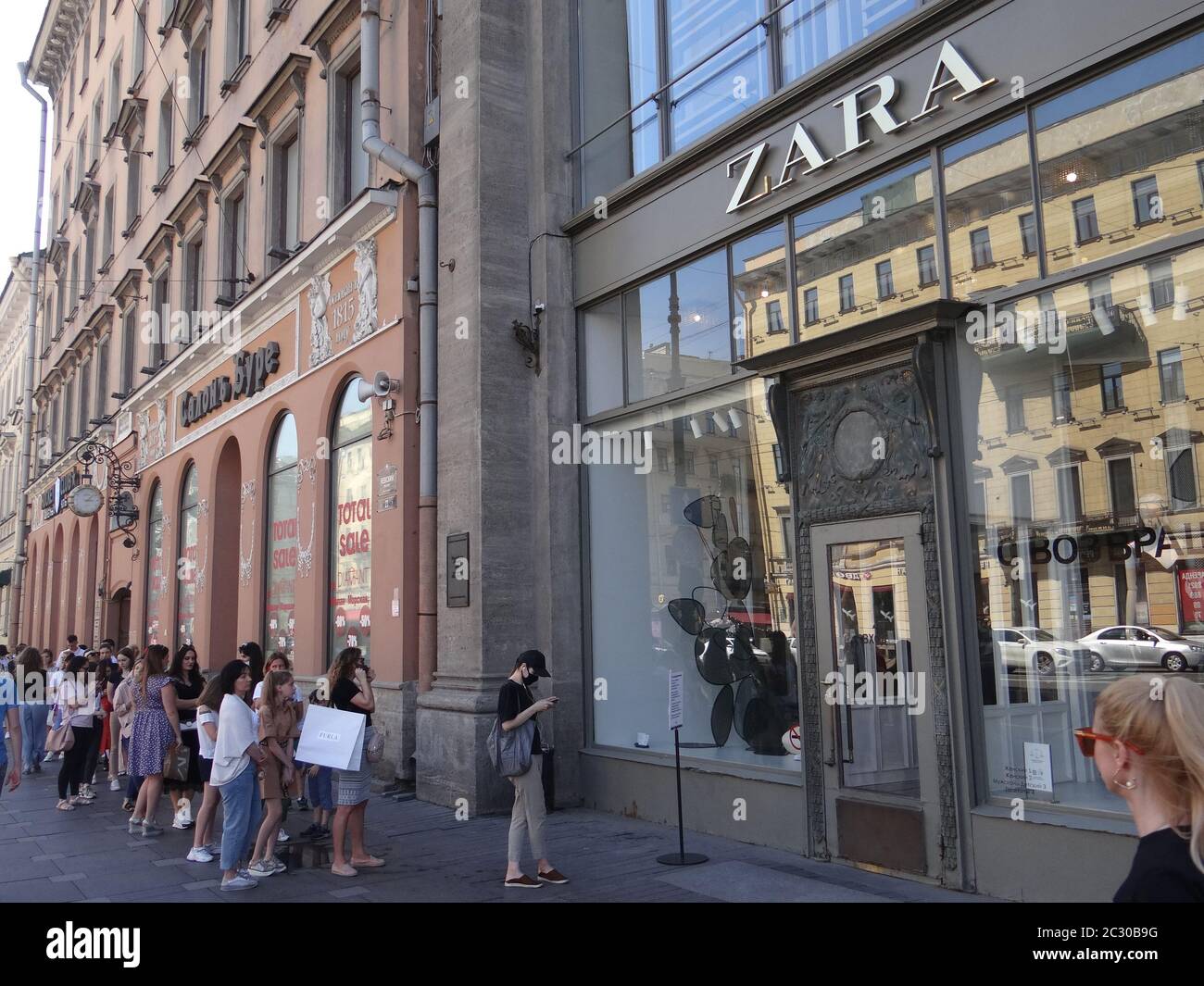 Russians are queueing for Zara on Nevskiy Prospekt retail after the  independent shops were opened in St Petersburg, Russia on Wednesday (June  17), St Petersbrurg, Russia Stock Photo - Alamy