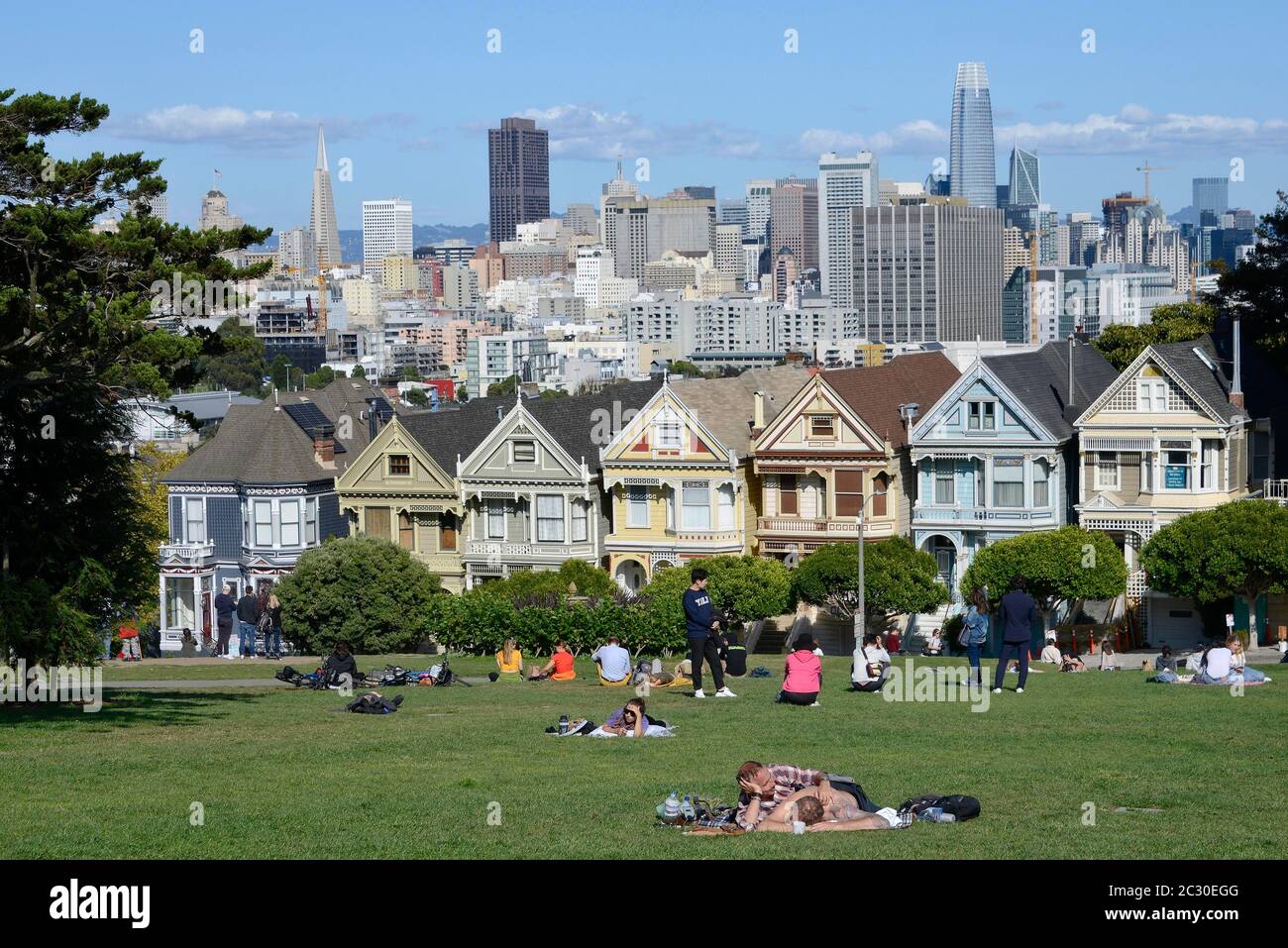 Painted Ladies, historic Victorian row of houses on Alamo Square with downtown skyline in the background, San Francisco, California, USA Stock Photo