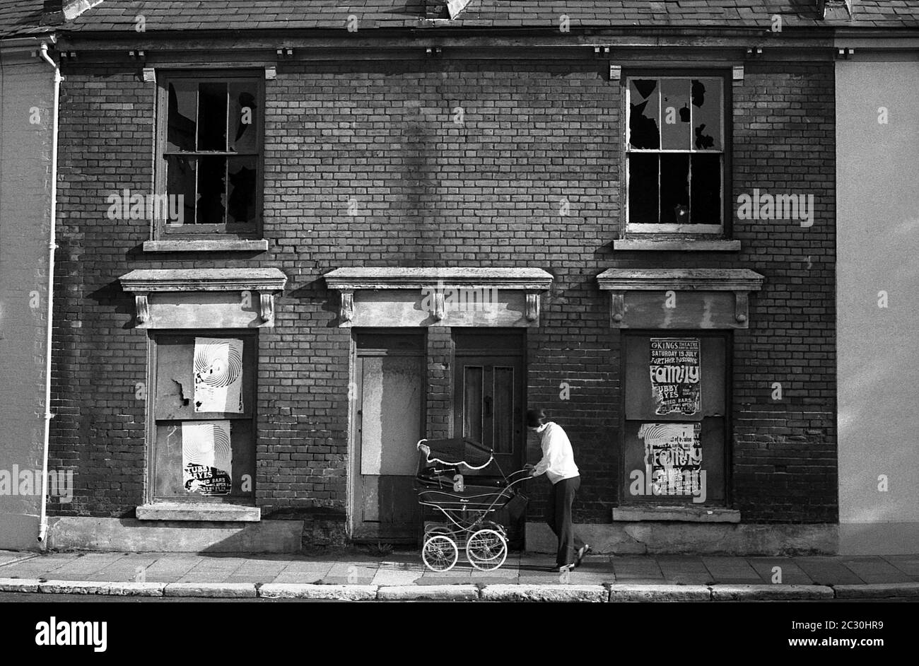AJAXNETPHOTO. 21ST SEPTEMBER, 1969. SOUTHSEA, PORTSMOUTH, ENGLAND. - TWO UP TWO DOWN - BOARDED UP VICTORIAN TERRACED HOUSING NEAR MARMION ROAD AWAITS DEMOLITION.PHOTO:JONATHAN EASTLAND/AJAX REF:356948 20 22A Stock Photo