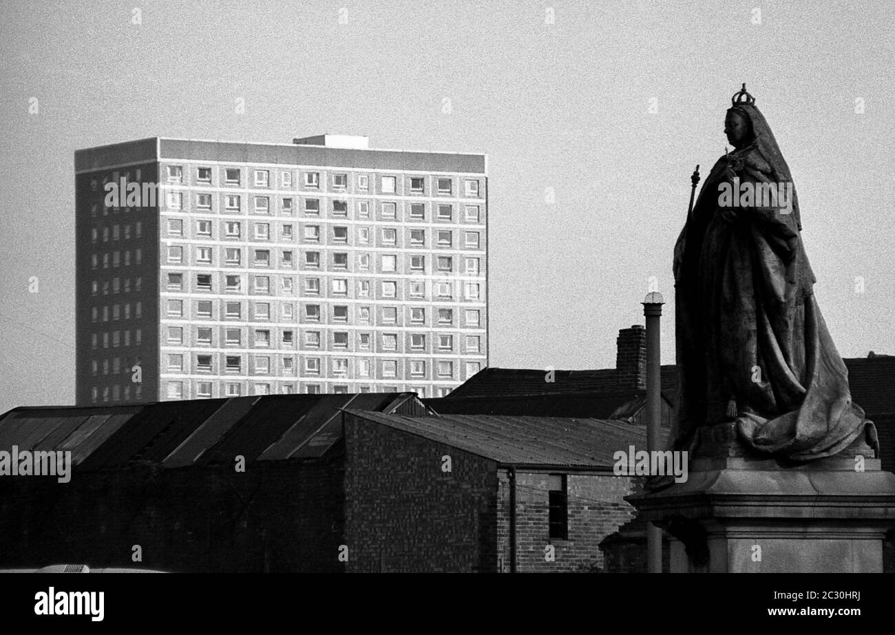 AJAXNETPHOTO. 10TH OCTOBER, 1969. PORTSMOUTH, ENGLAND. - CHANGING SKYLINE - STATUE OF QUEEN VICTORIA IN GUILDHALL SQUARE LOOKS OUT OVER SOMERS TOWN TOWER BLOCK. VIEW NOW BLOCKED BY MODERN COUNCIL OFFICES.PHOTO:JONATHAN EASTLAND/AJAX REF:356953 6 13A Stock Photo