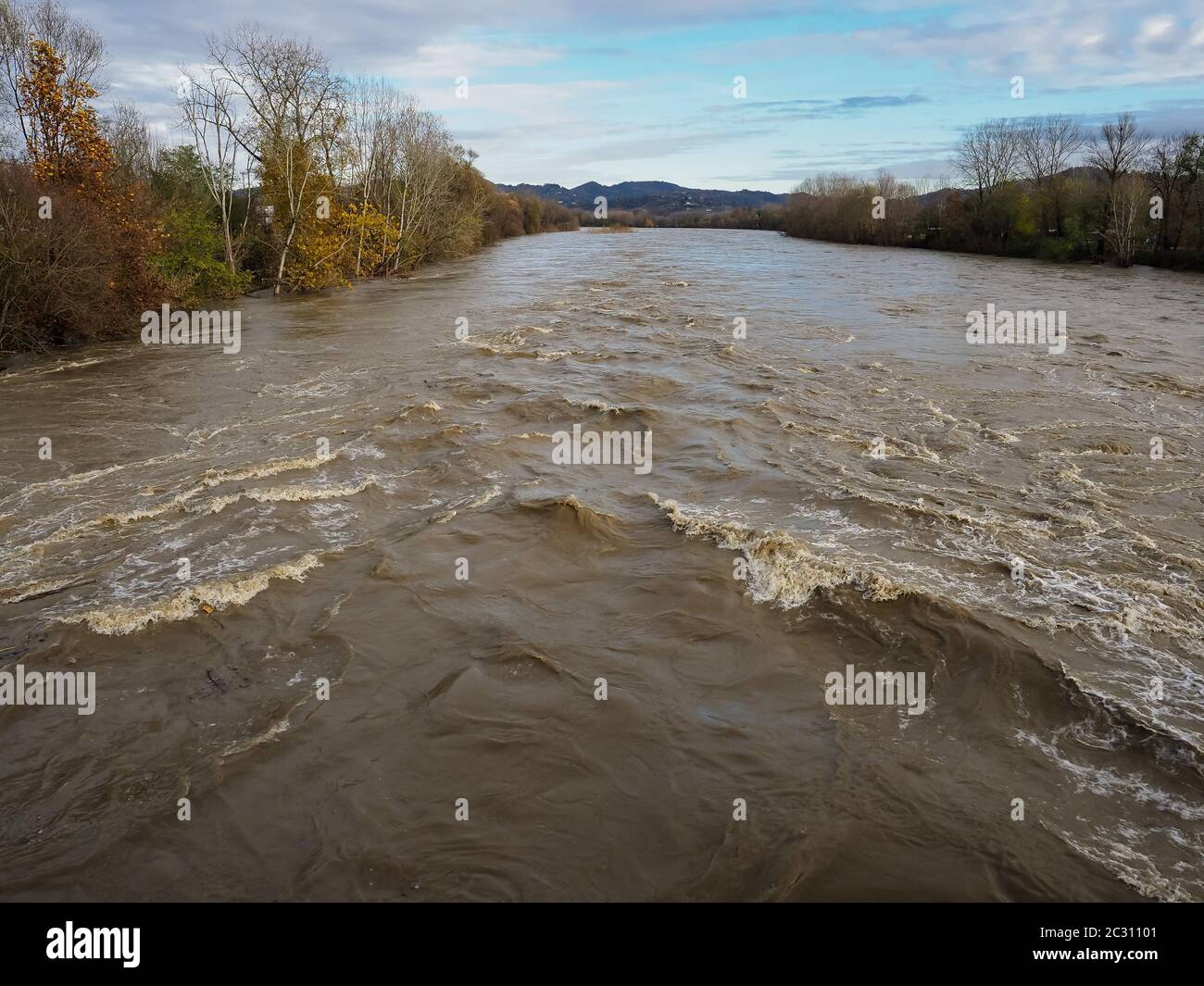 Large river flood with muddy water waves Stock Photo - Alamy, image size:1300x1065