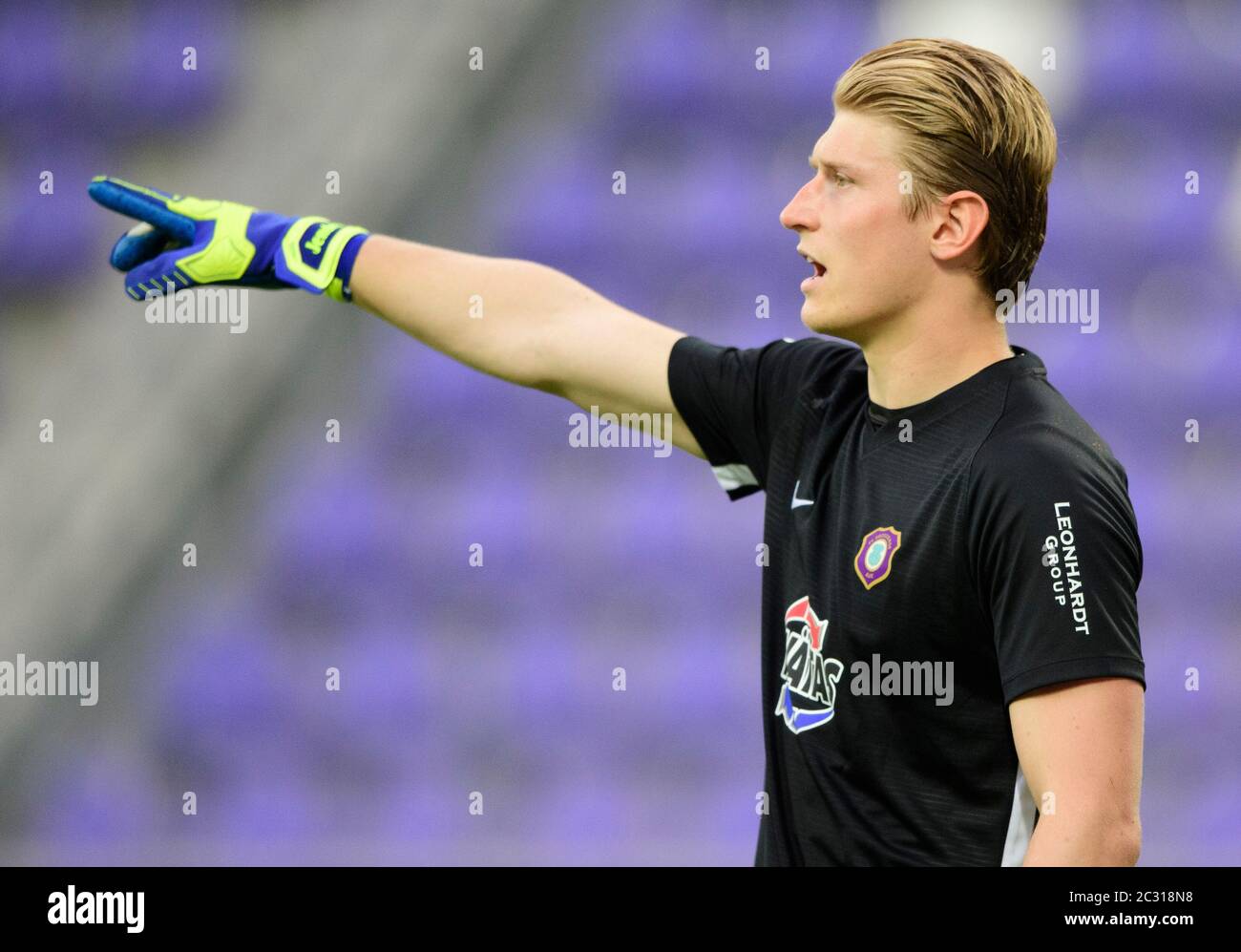 Aue, Germany. 17th June, 2020. Football: 2nd Bundesliga, FC Erzgebirge Aue - VfL Bochum, 32nd matchday, at the Sparkassen-Erzgebirgsstadion. Aue goalkeeper Robert Jendrusch. Credit: Robert Michael/dpa-Zentralbild/dpa - IMPORTANT NOTE: In accordance with the regulations of the DFL Deutsche Fußball Liga and the DFB Deutscher Fußball-Bund, it is prohibited to exploit or have exploited in the stadium and/or from the game taken photographs in the form of sequence images and/or video-like photo series./dpa/Alamy Live News Stock Photo