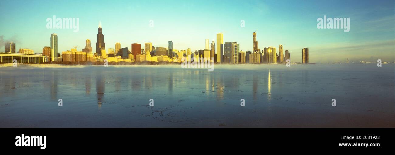 Chicago city skyline in winter hi-res stock photography and images - Alamy