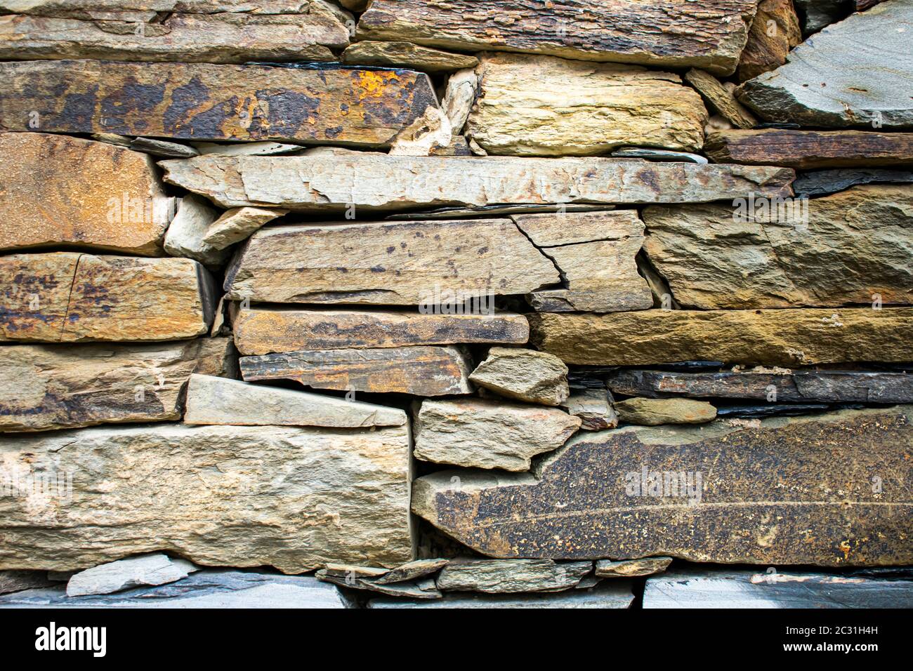 Stone wall assembled without cement and with the stones superimposed on