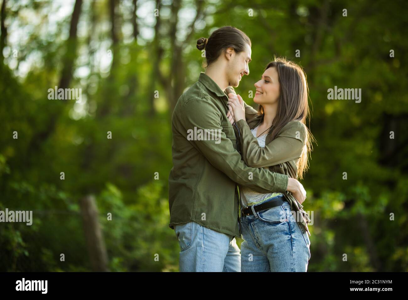 Couple sun laughing hugging hi-res stock photography and images - Alamy