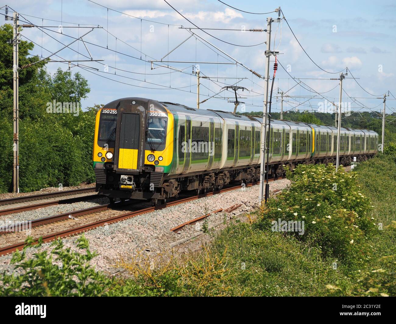 a-london-northwestern-railway-class-350-desiro-350255-powers-up-the