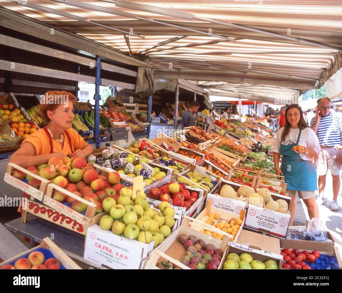 Fruit and vegetable stall in outdoor market, Baveno, Province of Verbano-Cusio-Ossola, Piemonte (Piedmont) Region, Italy Stock Photo