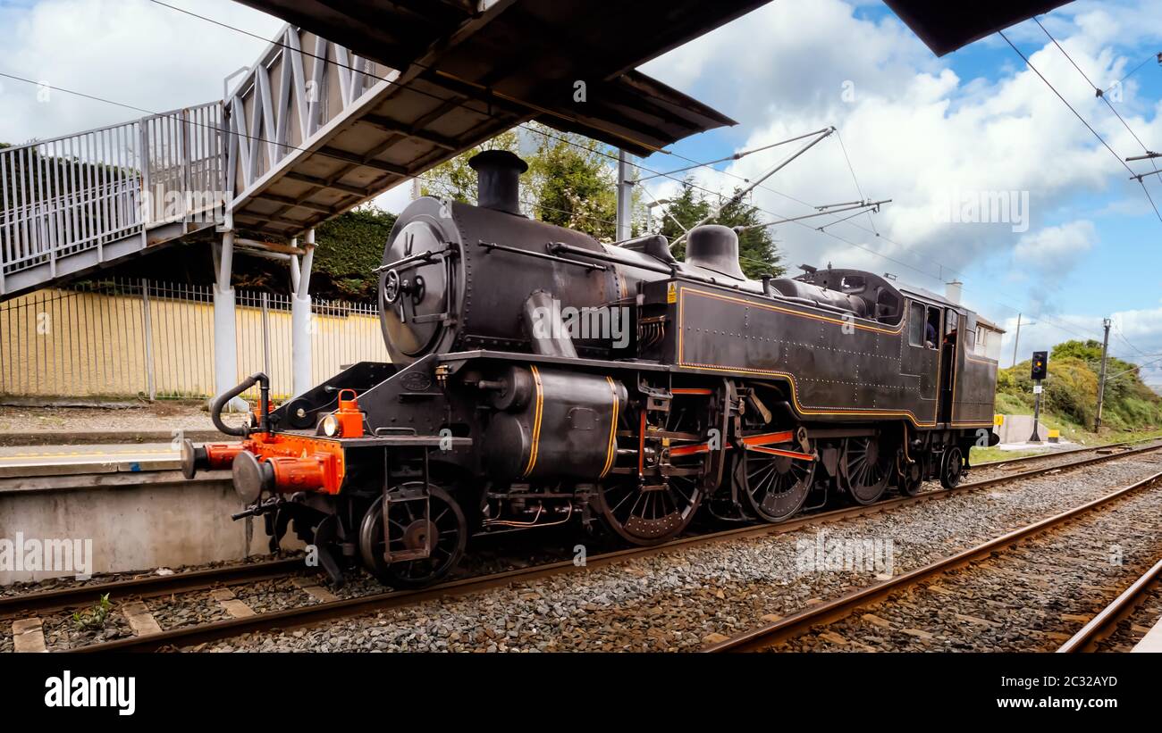 Steam train entering station hi-res stock photography and images - Alamy