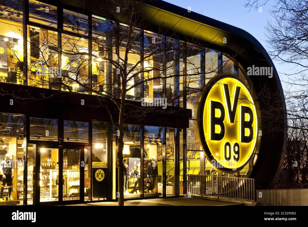 Fanartikel in einem BVB-Fanshop von Borussia Dortmund, Deutschland