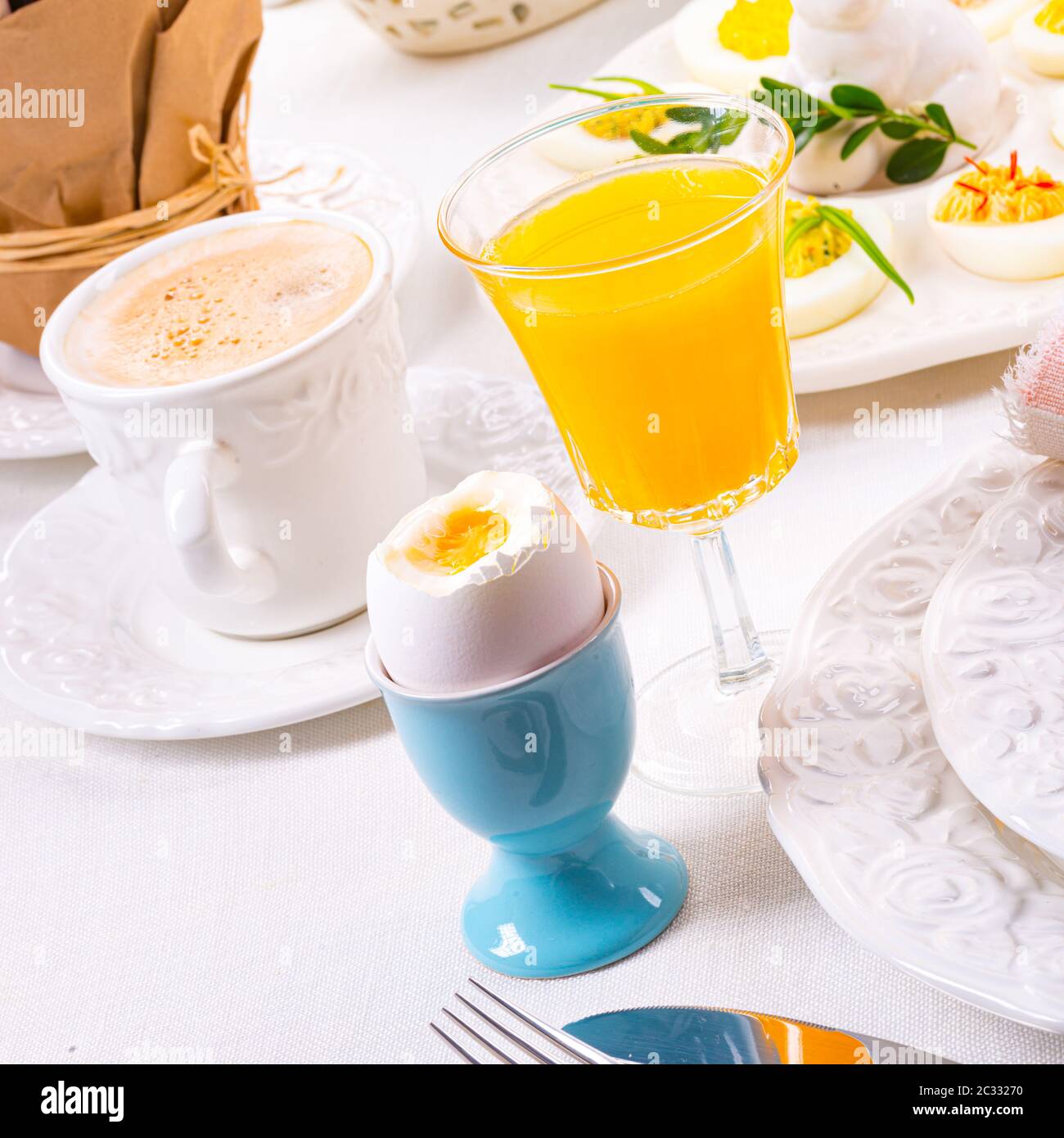 The perfect table with colorful table decorations for Easter Stock Photo