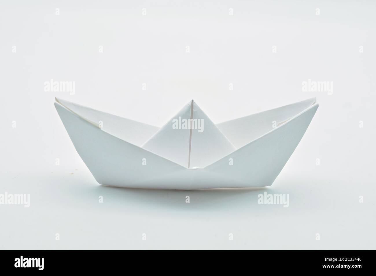 Barco de papel aislado sobre fondo blanco Stock Photo