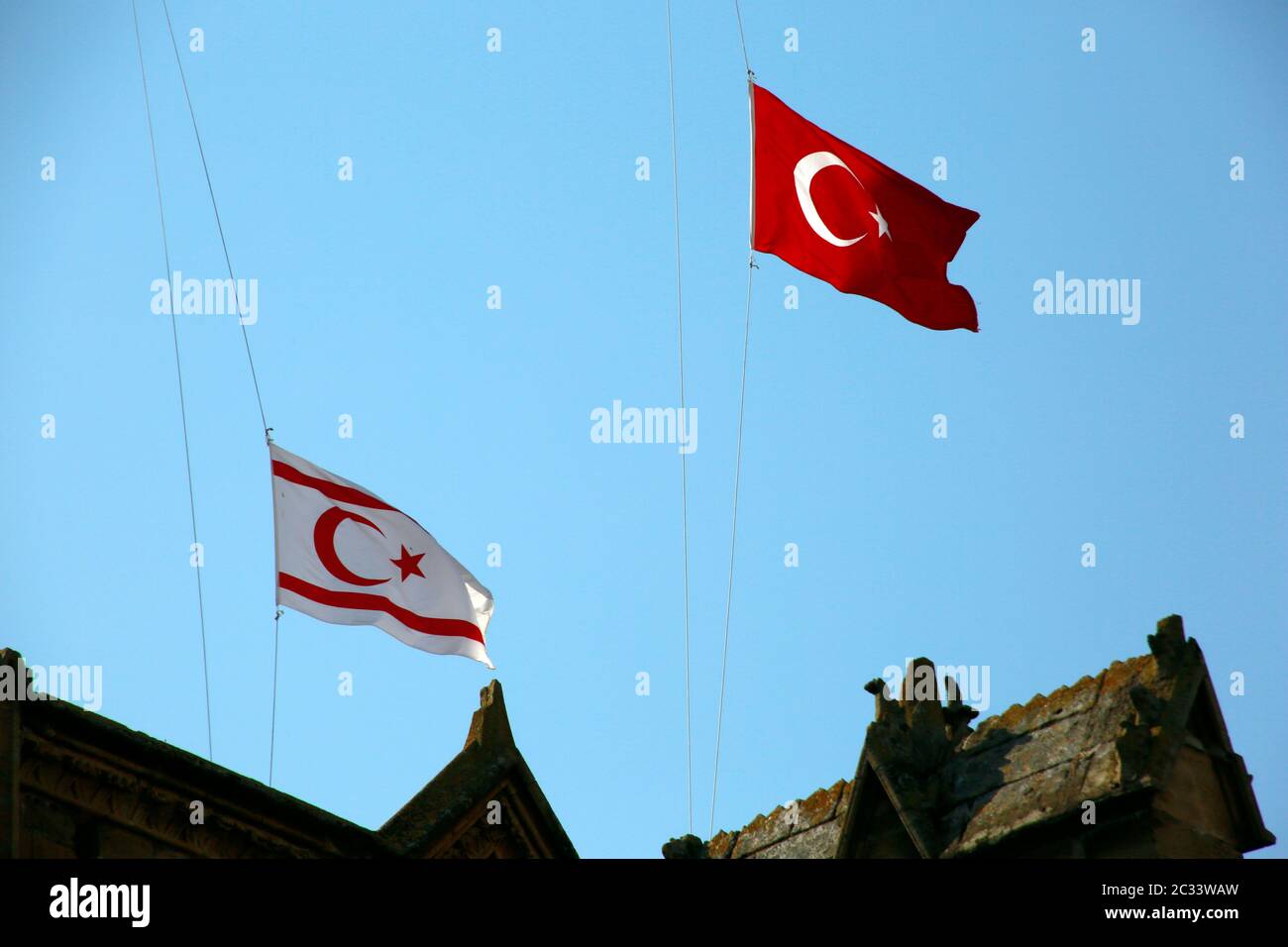 Nationalflaggen der Türkei und von Nordzypern wehen über der ehemaligen Sophienkirche, heute Selimiye Moschee, Nikosia, Türkische Republik Nordzypern Stock Photo