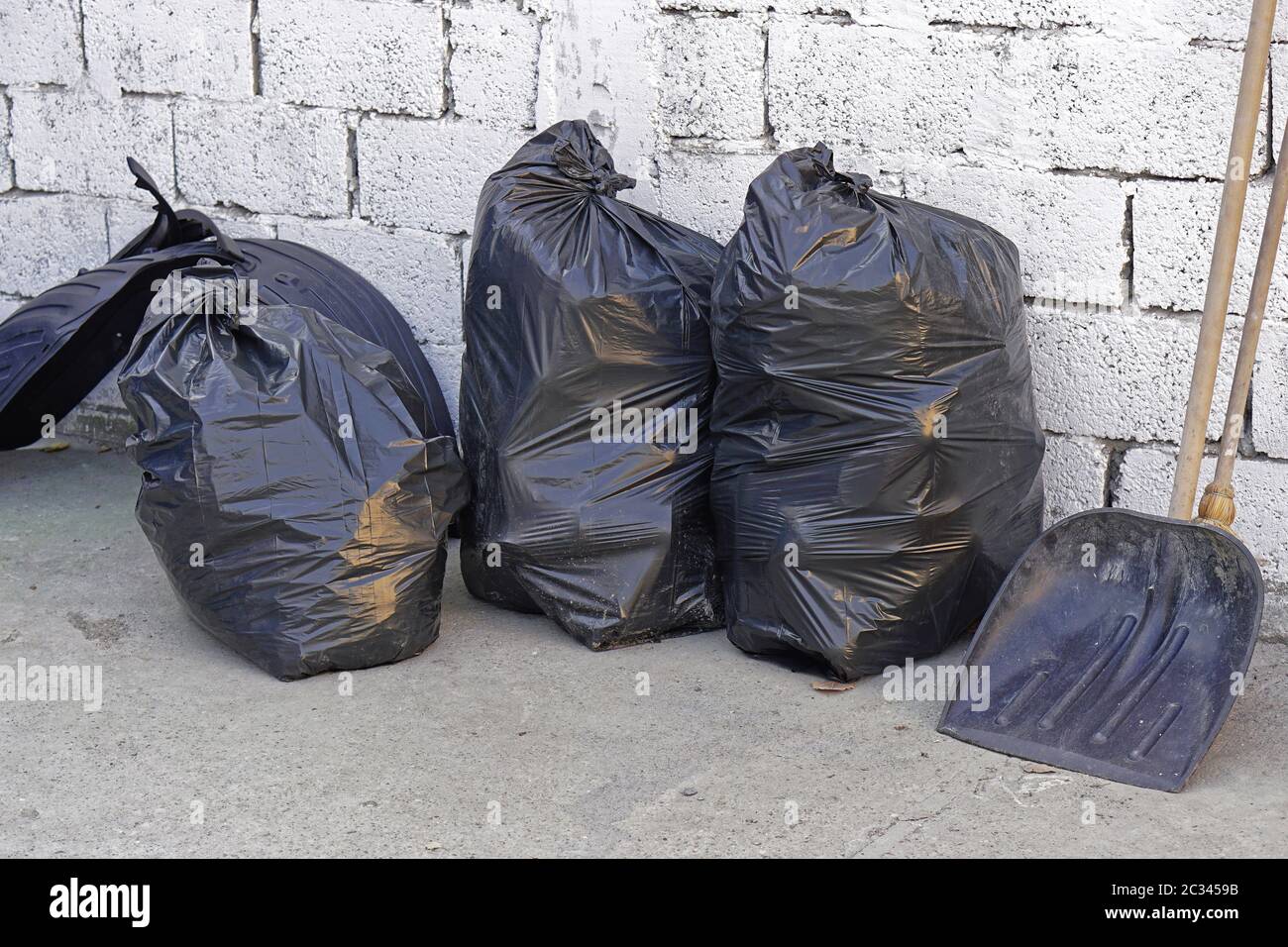 https://c8.alamy.com/comp/2C3459B/three-big-blacks-trash-bags-in-front-of-wall-2C3459B.jpg