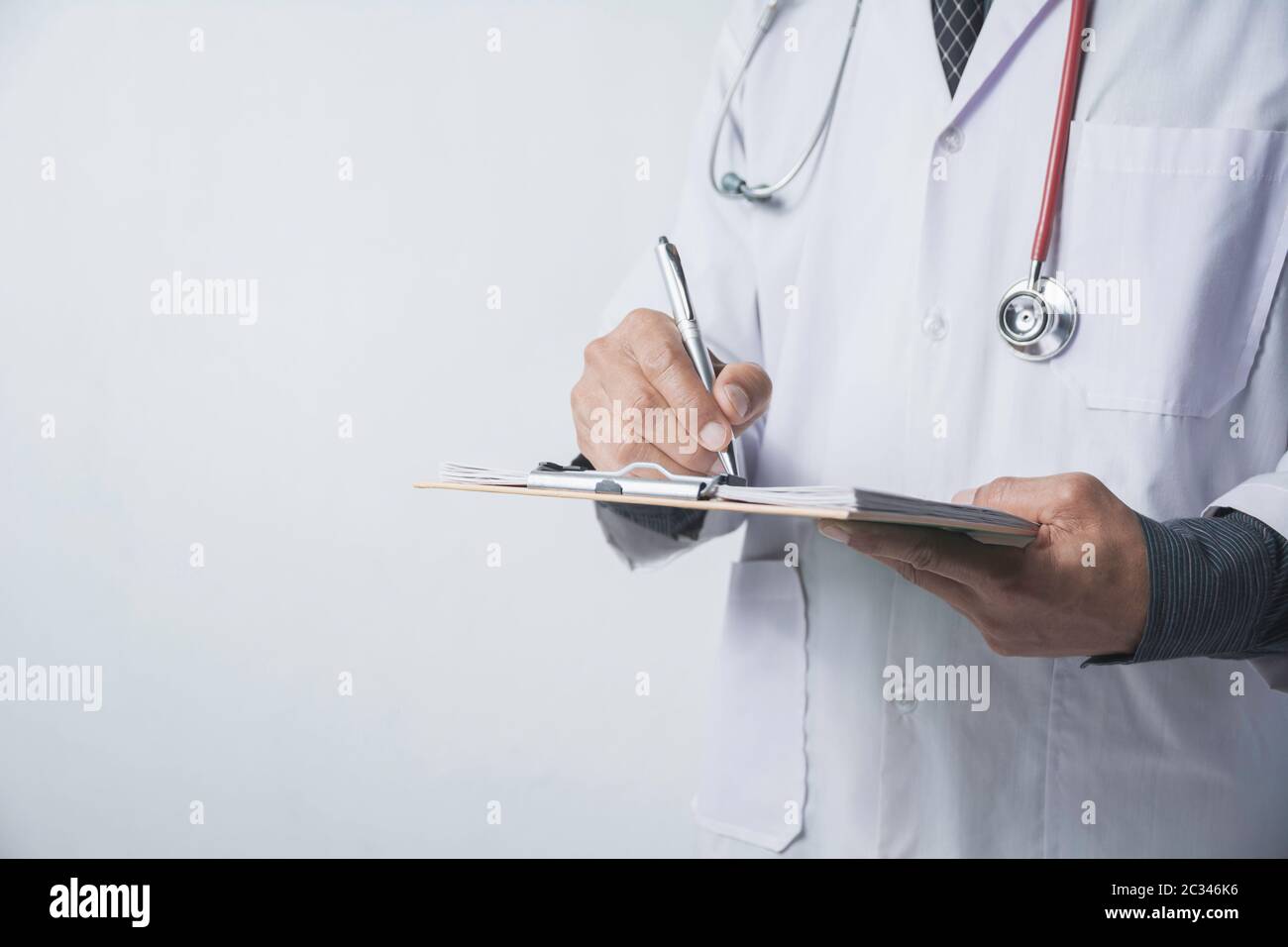 Doctor Application Images Medicine doctor with stethoscope and holding application form on white ...