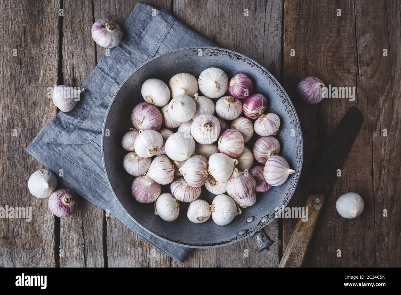 Solo Garlics Single garlic cloves Stock Photo Alamy