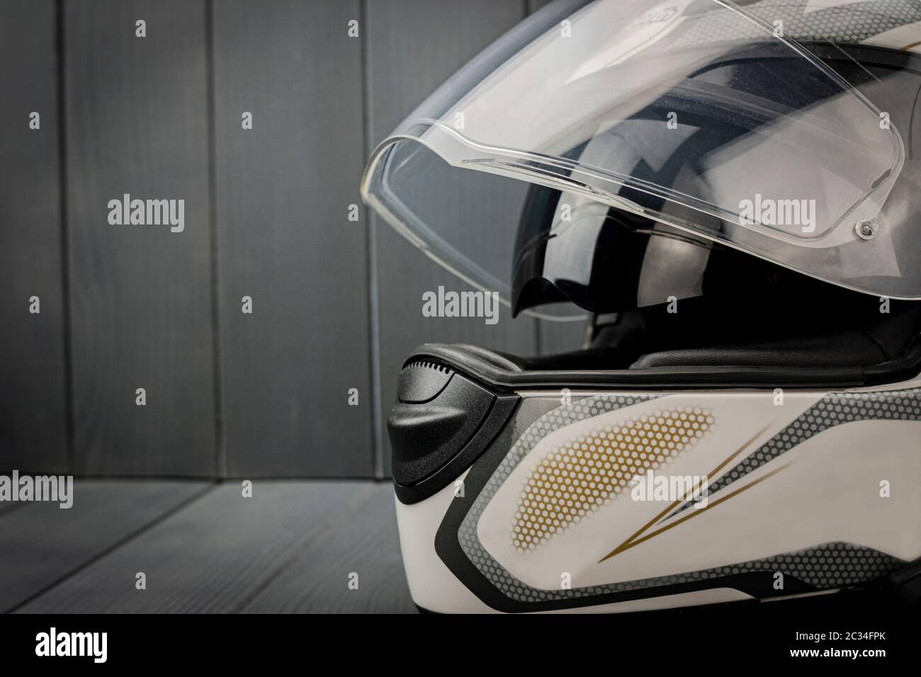 Protective helmet with antifog visor and sun visor, with cooling