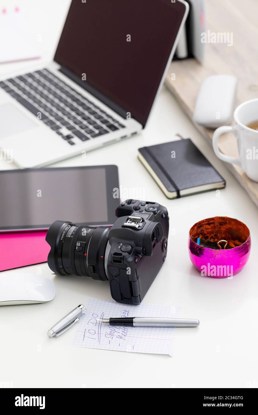 Office desk with computer and digital camera Stock Photo - Alamy