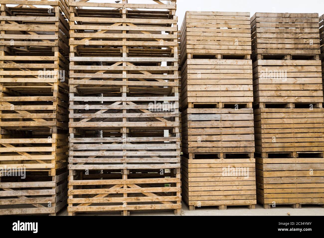 https://c8.alamy.com/comp/2C34YMY/old-wooden-boxes-for-storing-vegetables-and-fruit-harvest-after-harvest-storage-facilities-on-the-farm-cloudy-weather-2C34YMY.jpg