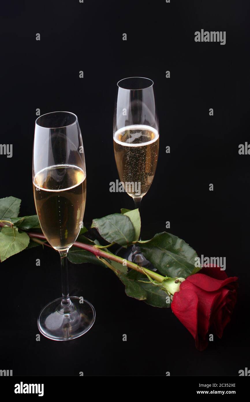 Two champagne glasses red roses hi-res stock photography and images - Alamy