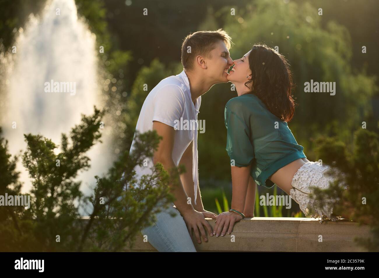 Young couple fountain hi-res stock photography and images - Alamy