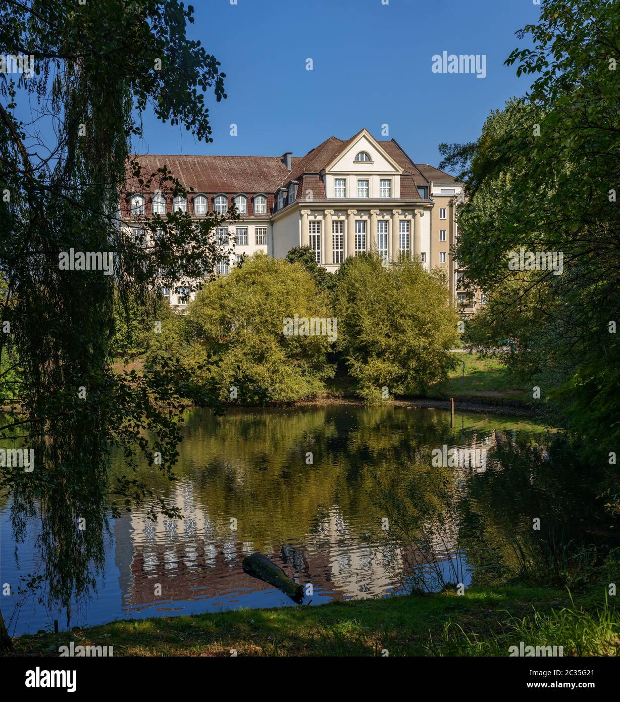 Fennsee (Fenn Lake) with Friedrich-Ebert-High-School in Berlin-Wilmerdorf Stock Photo