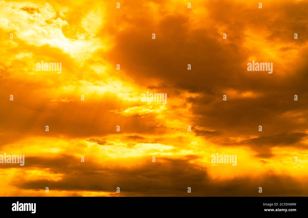 God light. Dramatic golden cloudy sky with sun beam. Yellow sun rays  through golden clouds. God light from heaven for hope and faithful concept.  Beli Stock Photo - Alamy